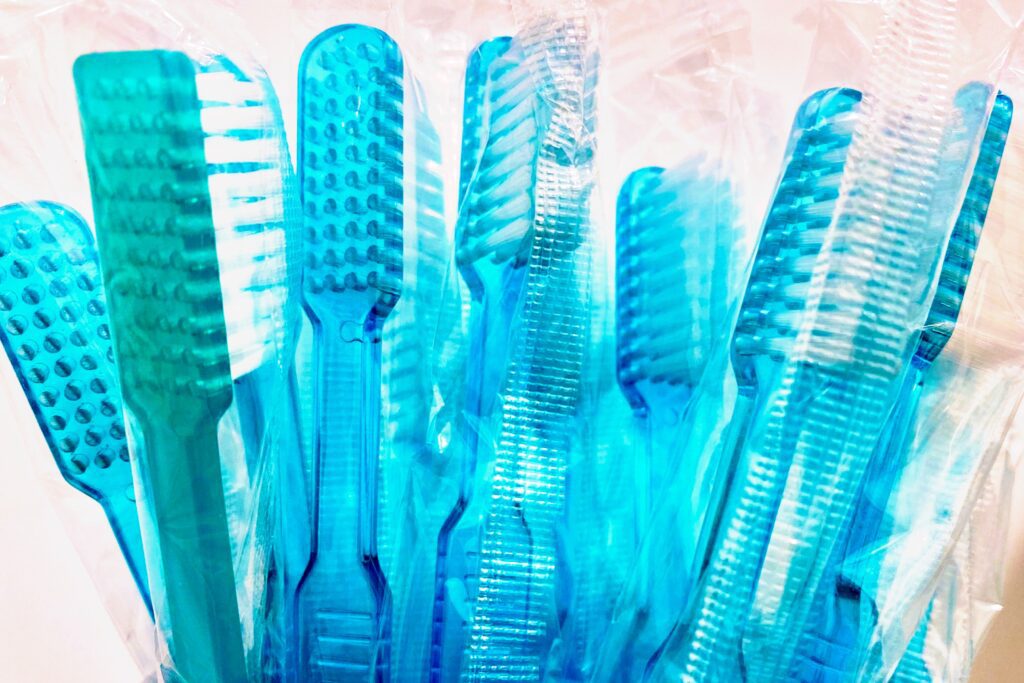 mange blå tandbørster