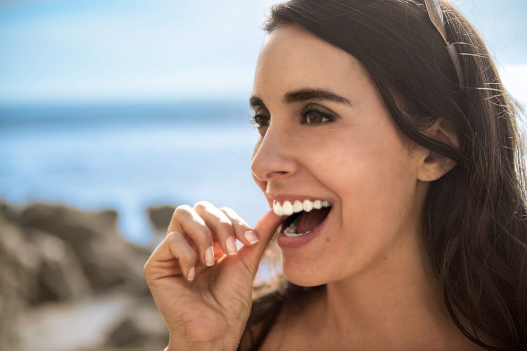 kvinde bruger invisalign usynlige skinner