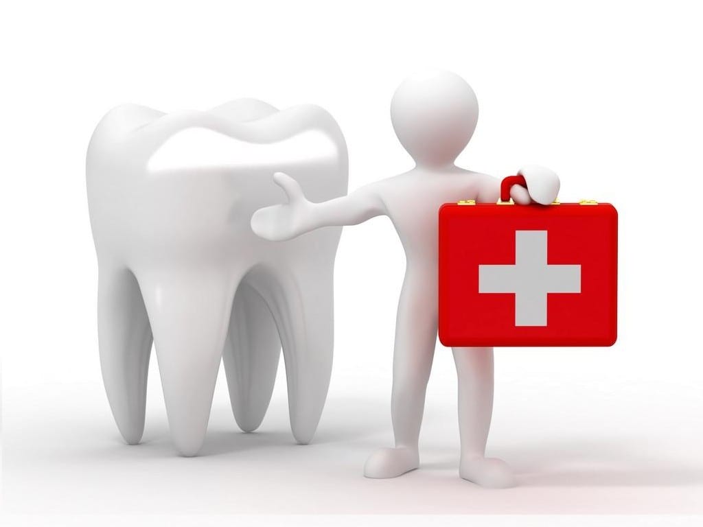 en hvid figur holder en lægetaske og viser en stor hvid tand