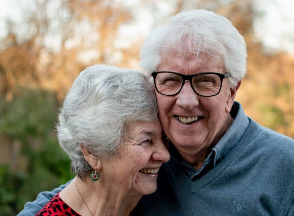 glad og smilende ældre ægtepar